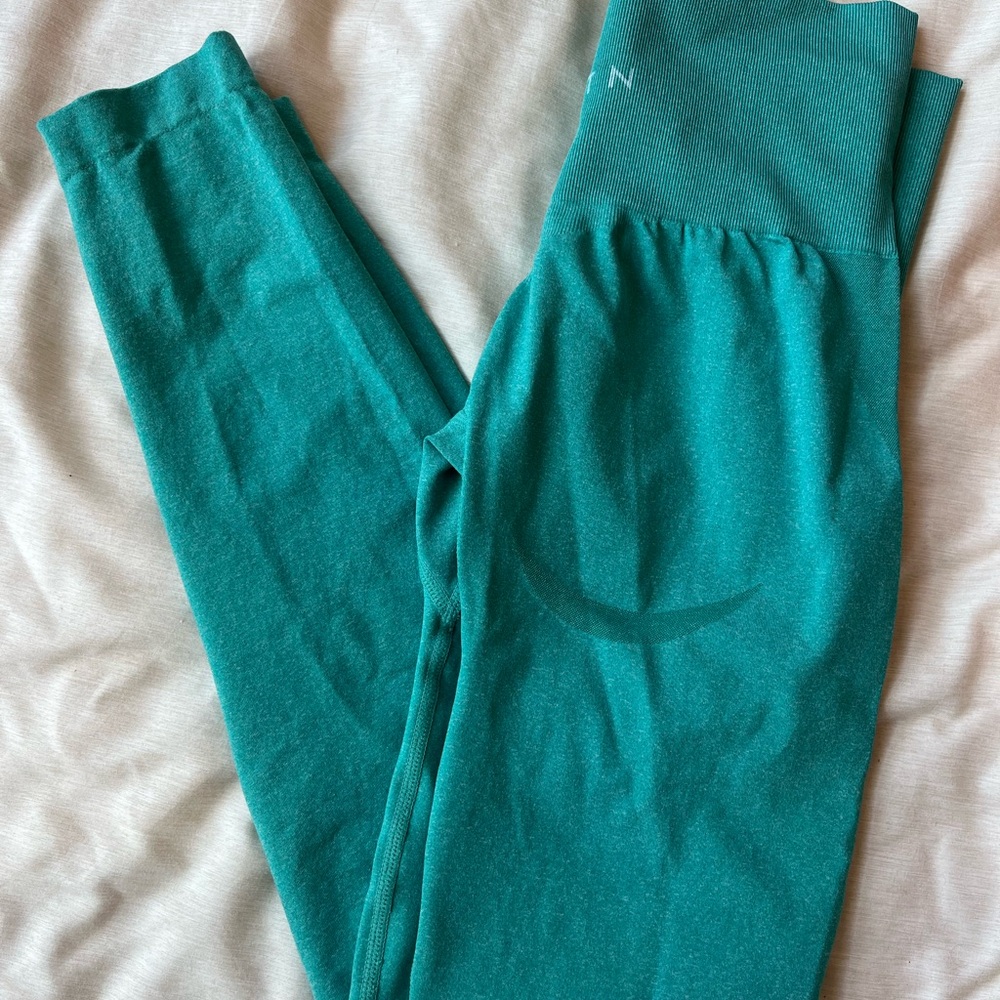 NVGTN flattering Green/blue leggings